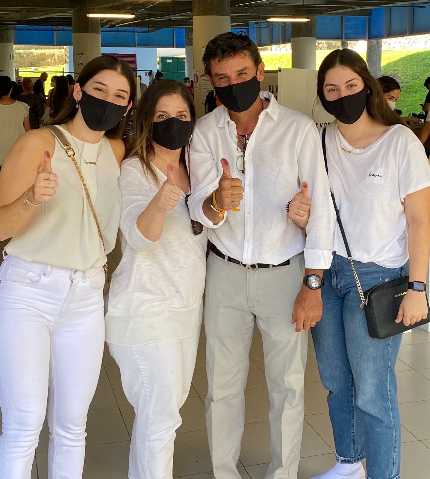 Deportistas acuden a votar
