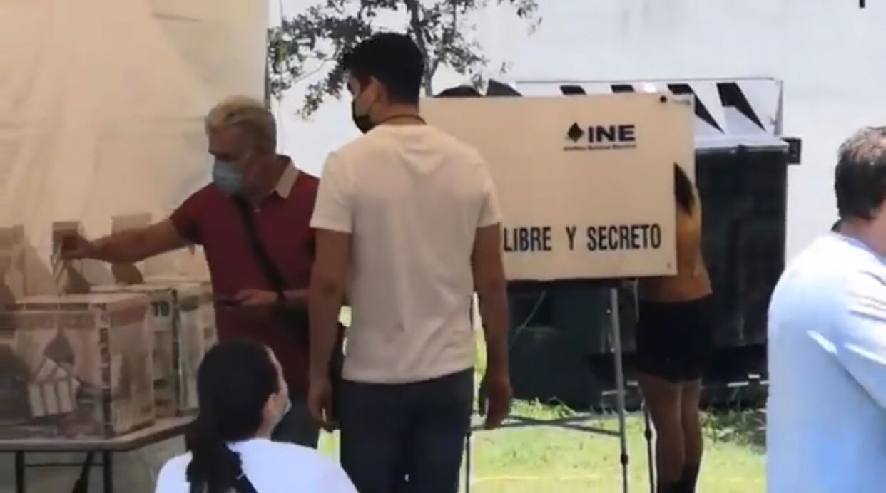 Deportistas acuden a votar