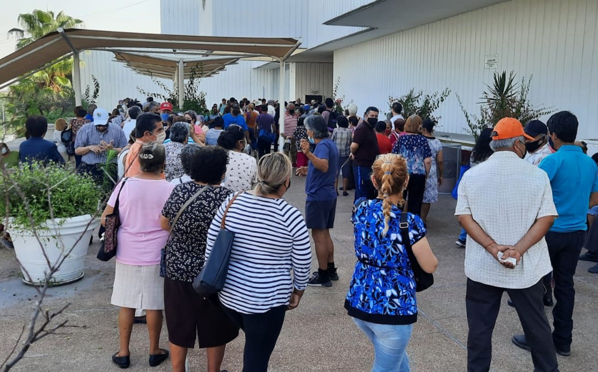 Adultos mayores realizan largas filas al exterior del Palacio Federal en Guadalupe
