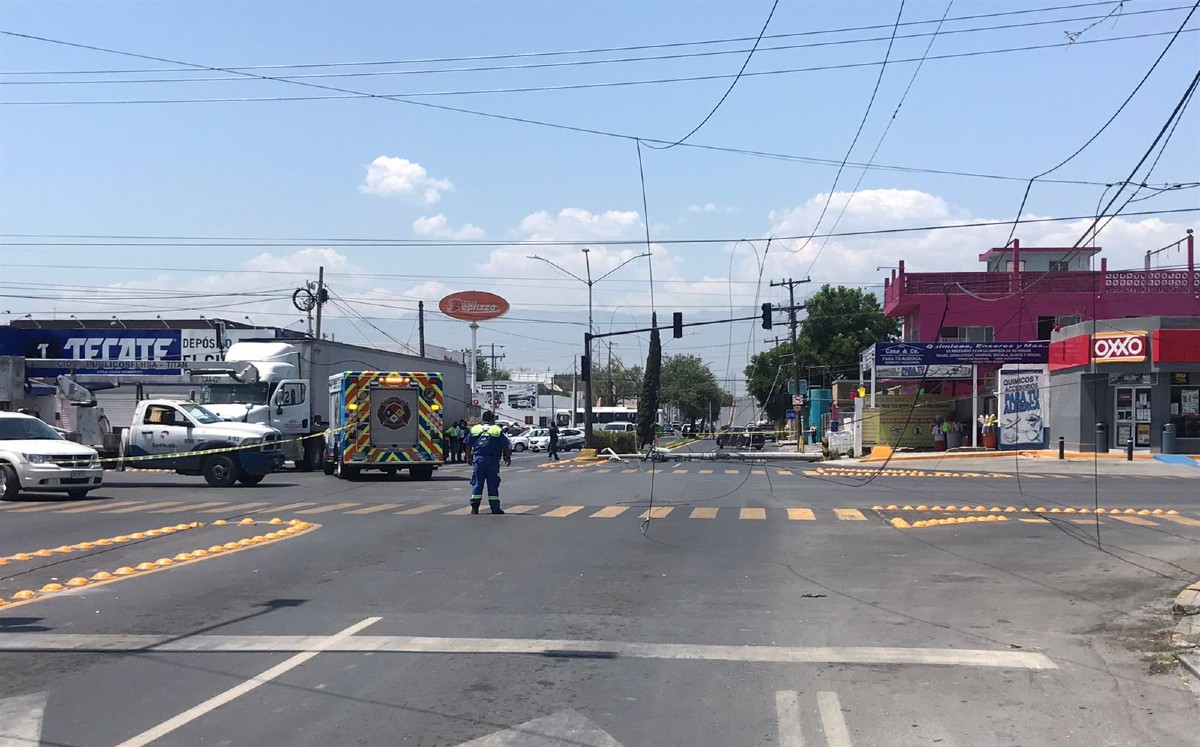 Tráiler jala cables y derriba poste de concreto sobre la avenida Las Puentes 