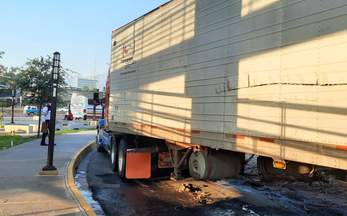 Tráiler queda atorado sobre la calle Fray Luis de León 

 