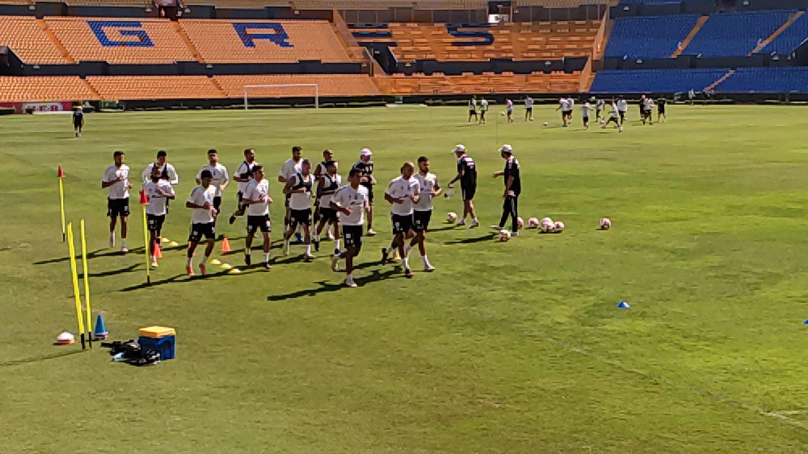 Miguel Herrera habla con líderes de Tigres