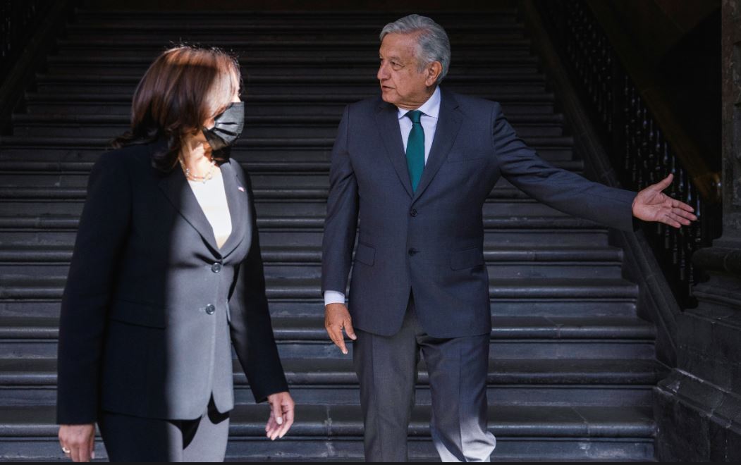 "Presidente Kabala, mucho gusto"; AMLO cambia nombre y cargo a la vicepresidenta de EU