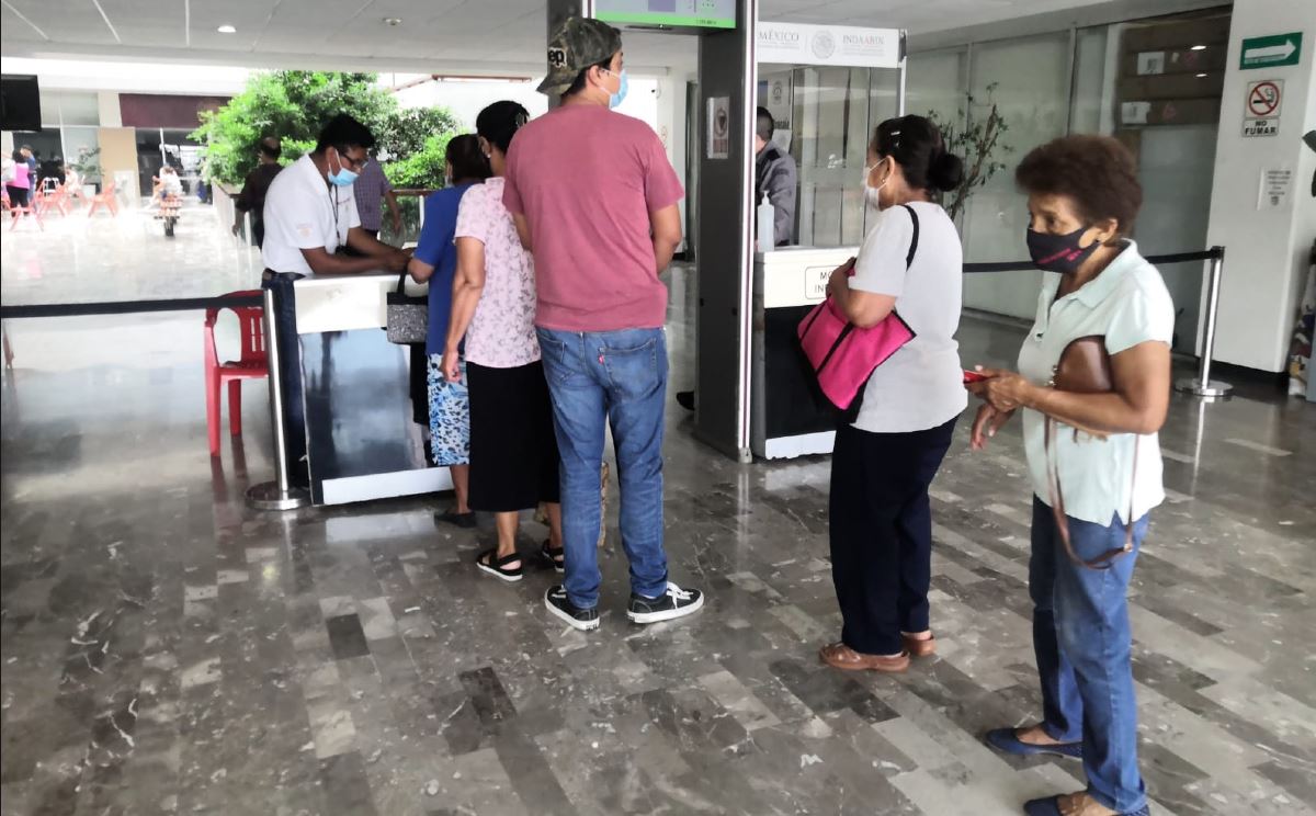 Continúan largas filas en Palacio Federal en Guadalupe por trámites de pensión