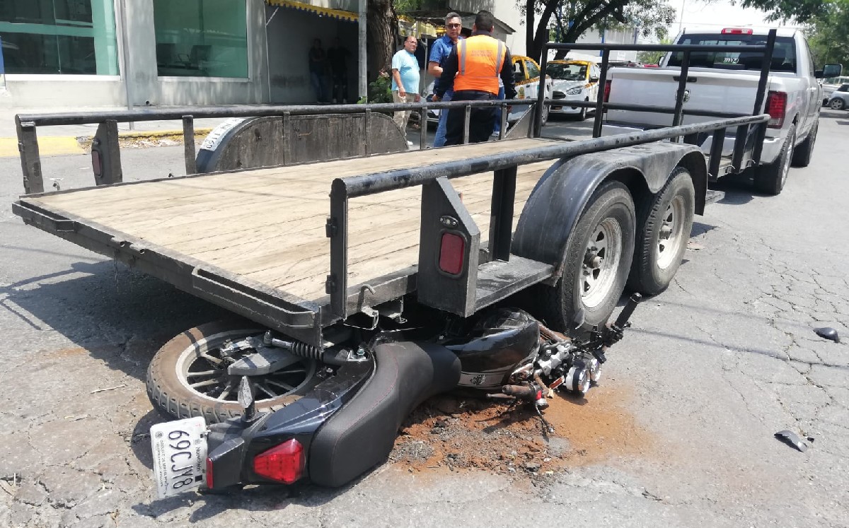 Motociclista resulta lesionado tras chocar contra remolque en avenida Colón