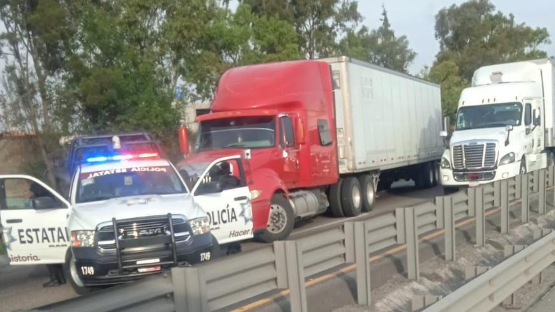 Trailero intenta fugarse tras percance vial en la Puebla-Orizaba