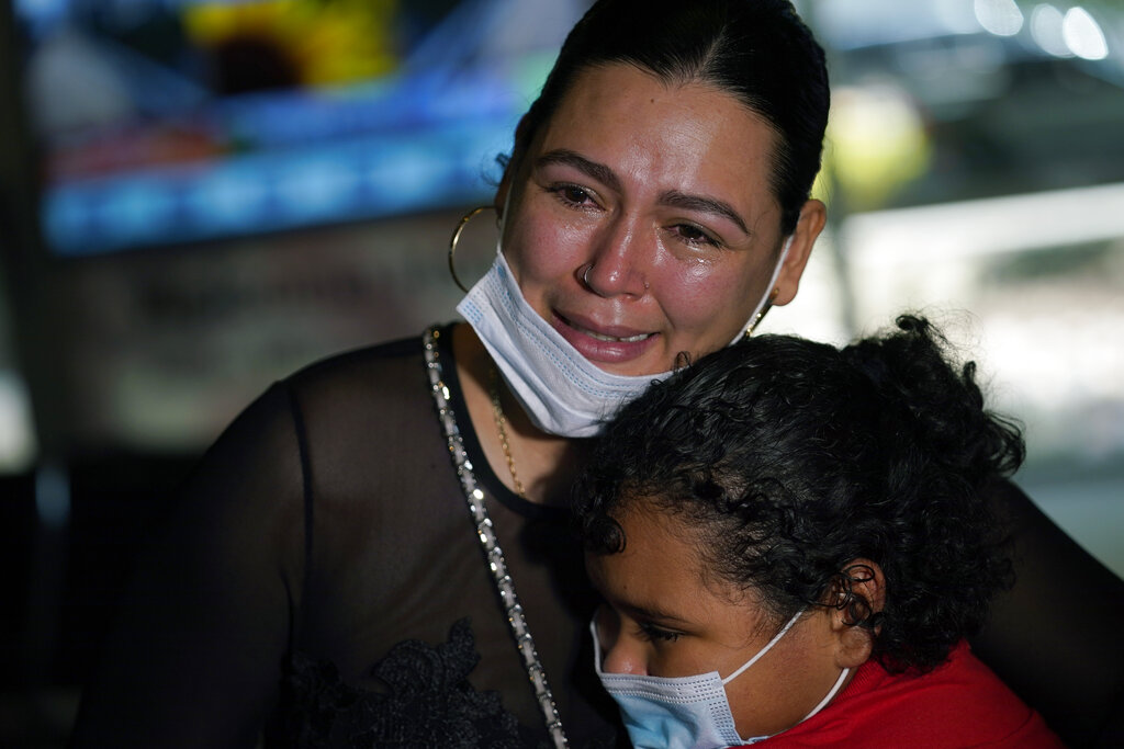 Madre migrante se reencuentra con su hija tras verla en la TV cruzando la frontera EU-México