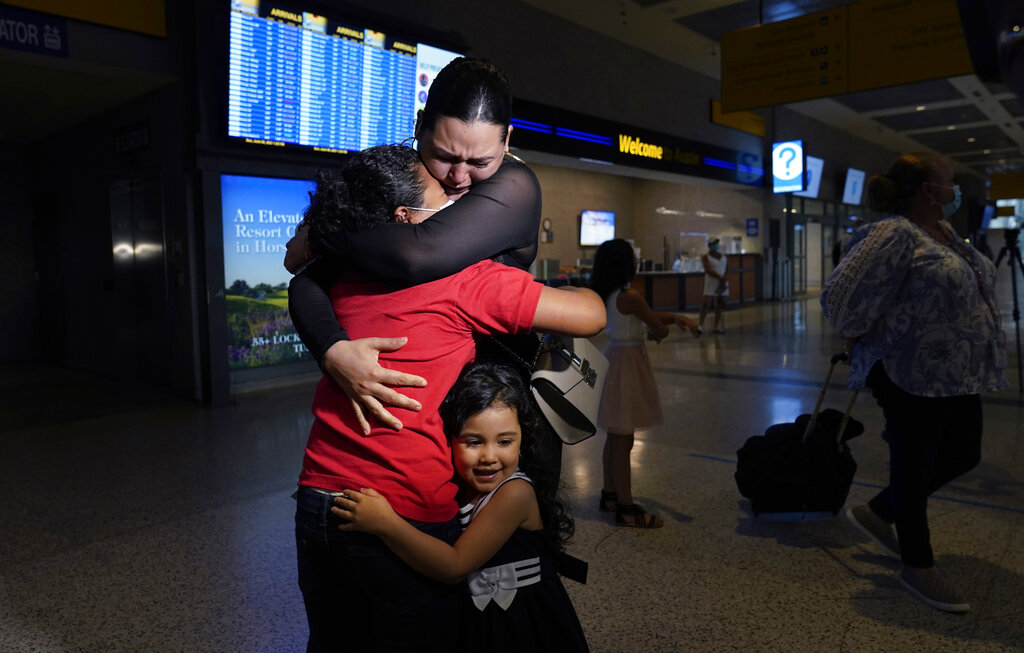 Madre migrante se reencuentra con su hija tras verla en la TV cruzando la frontera EU-México