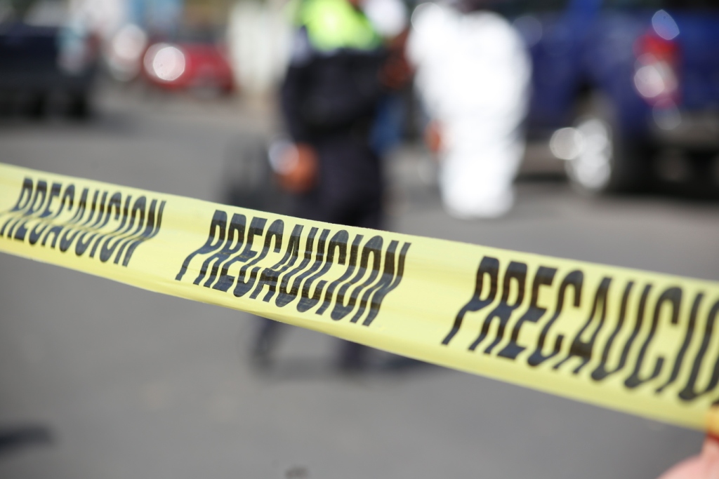 Niño de 3 años sale ‘disparado’ del auto y muere en los brazos de su madre