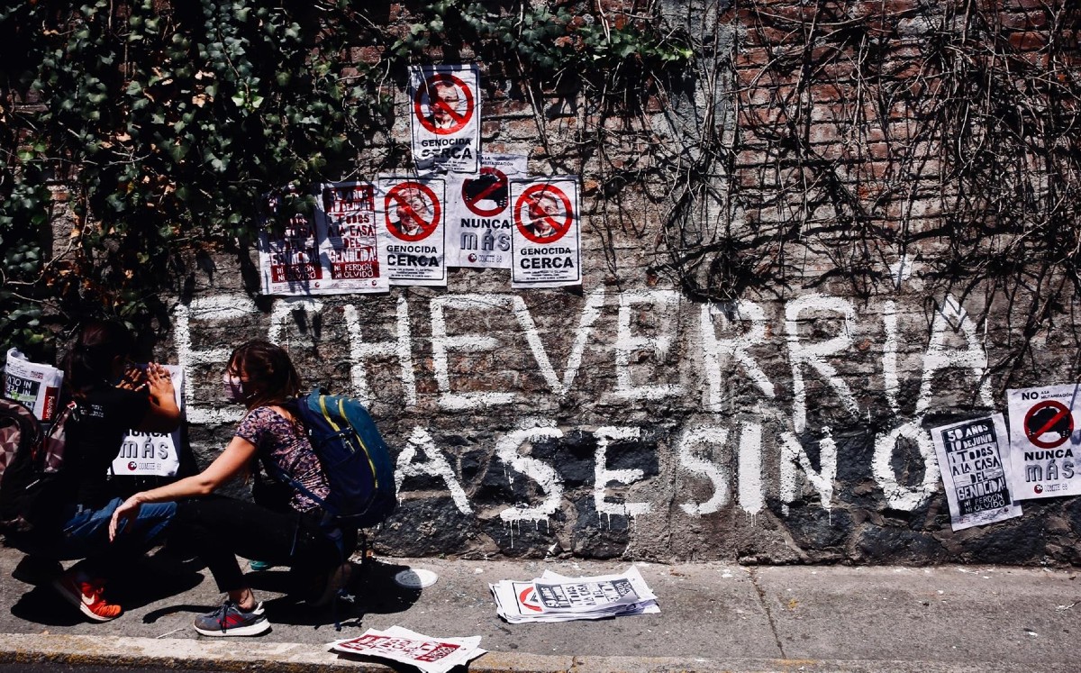 A 50 años del 'Halconazo', colectivos se manifiestan en casa de Echeverría con huevos y piedras
