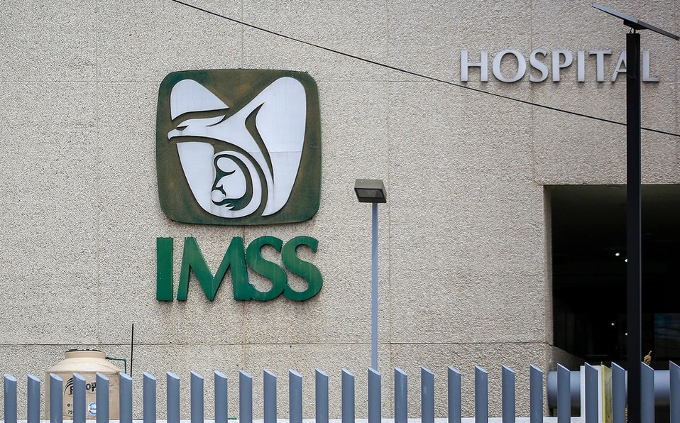 Médicos del IMSS logran unir cabeza de mujer a su columna