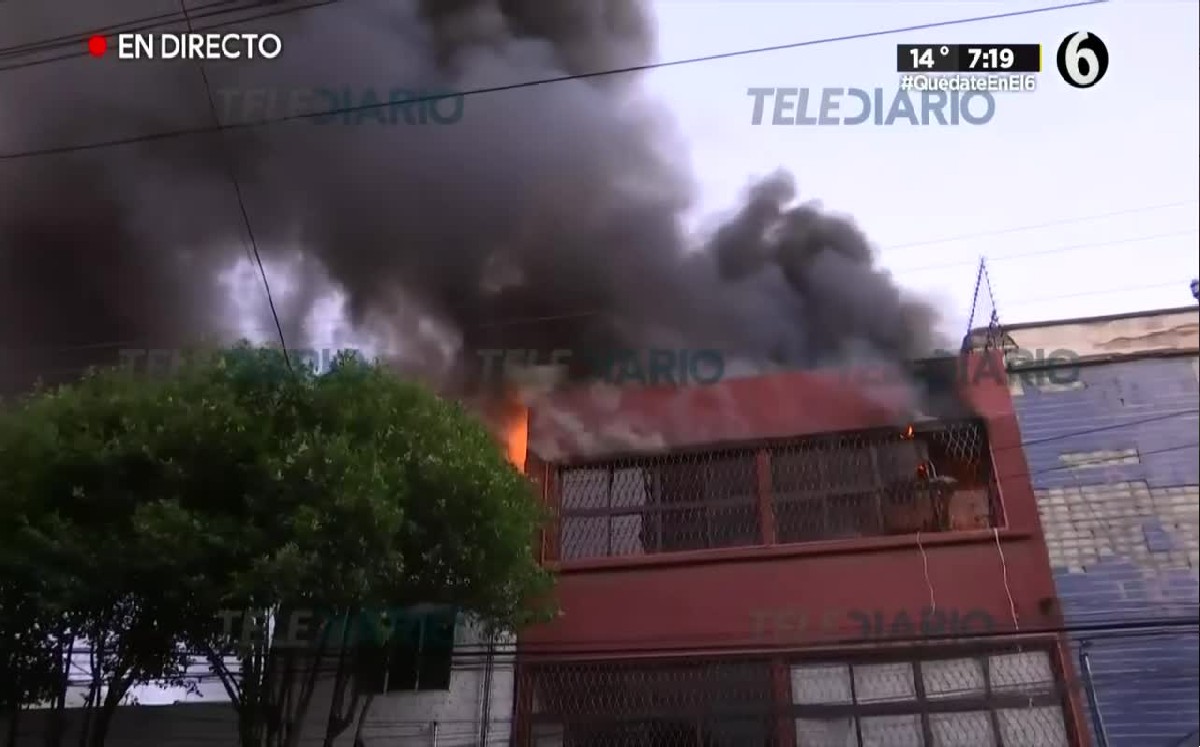 Se incendia fábrica textil en la Benito Juárez; vecinos desalojan la zona