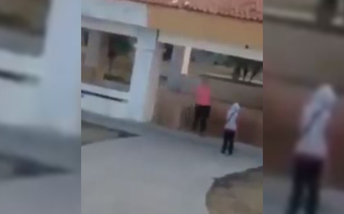 Mujer golpea y arrastra a su hijo invidente sin importarle que la grabaran en video