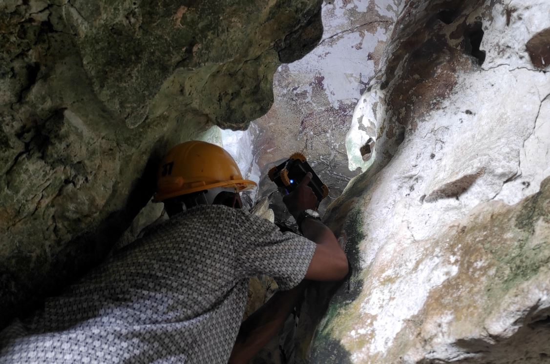 Erosión salina deteriora con rapidez la pintura rupestre más antigua del mundo