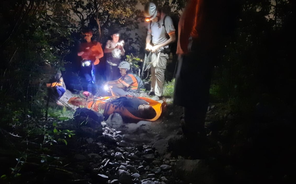 Rescatan a una mujer lesionada en el Cerro de las Mitras
