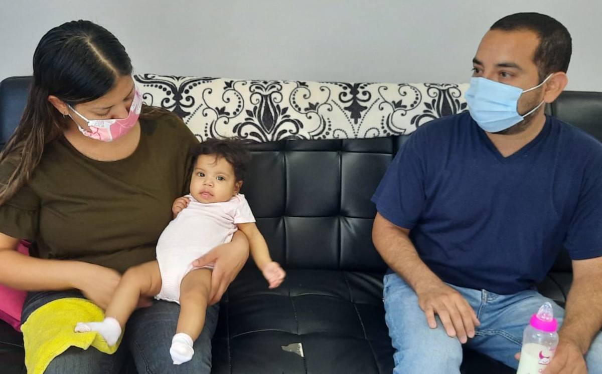Madre pide ayuda para su bebé que requiere un trasplante de hígado