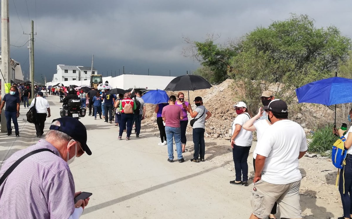 Forman largas filas en Centro Cultural Lomas por vacunación contra Covid-19