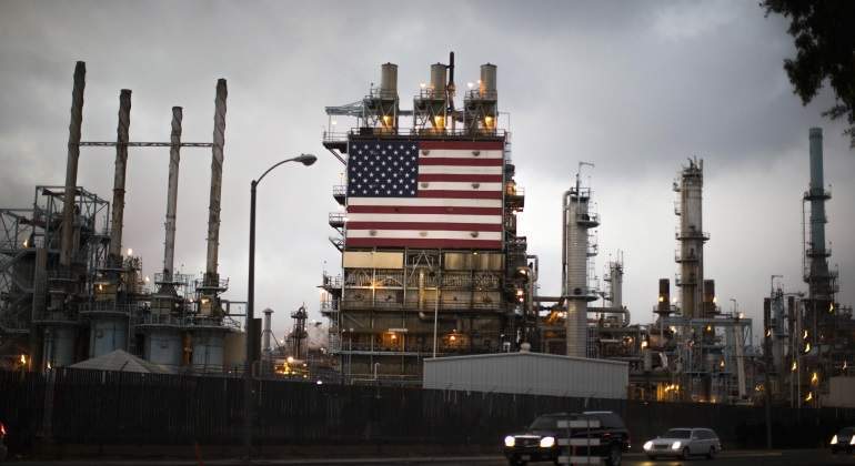 Biden analiza dar alivio a refinerías de las leyes de biocombustibles de EU