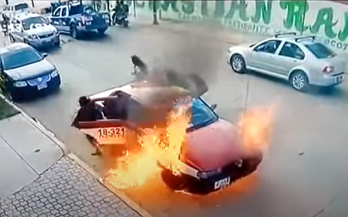 Se incendia taxi y chofer huye del lugar; se olvida de las pasajeras