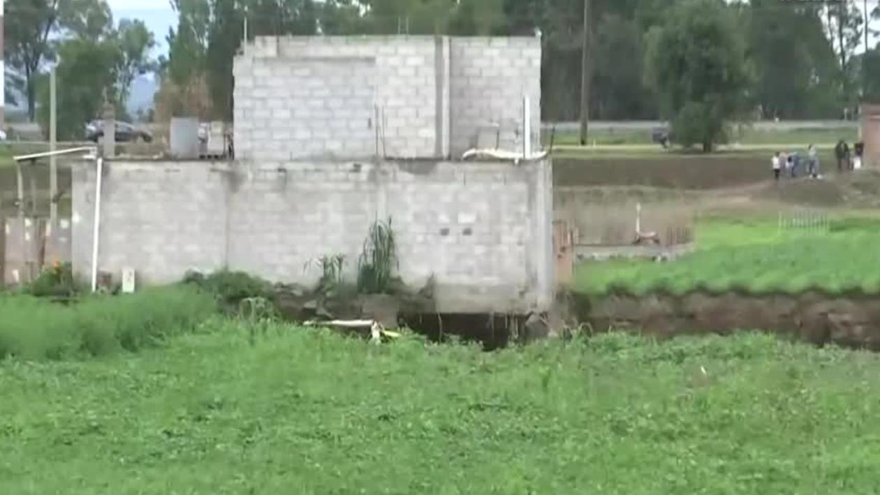 Cae casa que estaba junto al socavón gigante en Puebla