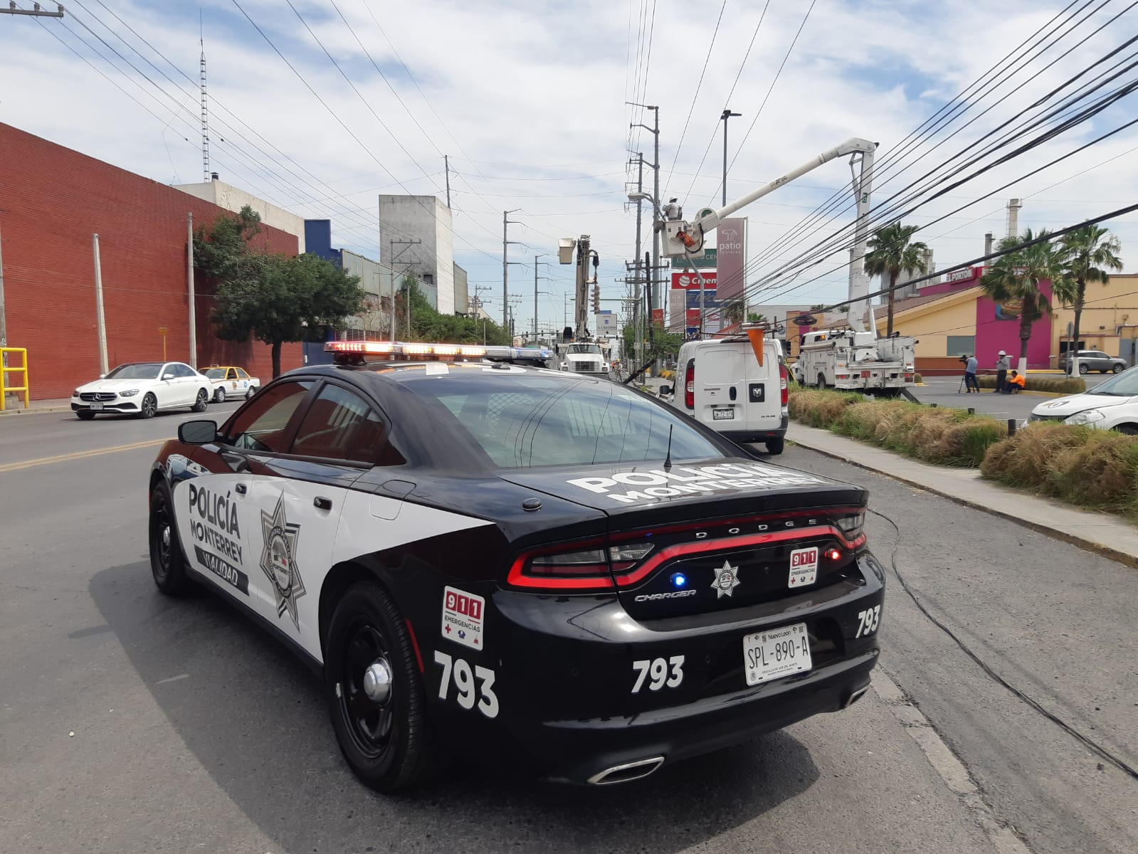 Tira poste y deja sin energía eléctrica a tres colonias en Monterrey