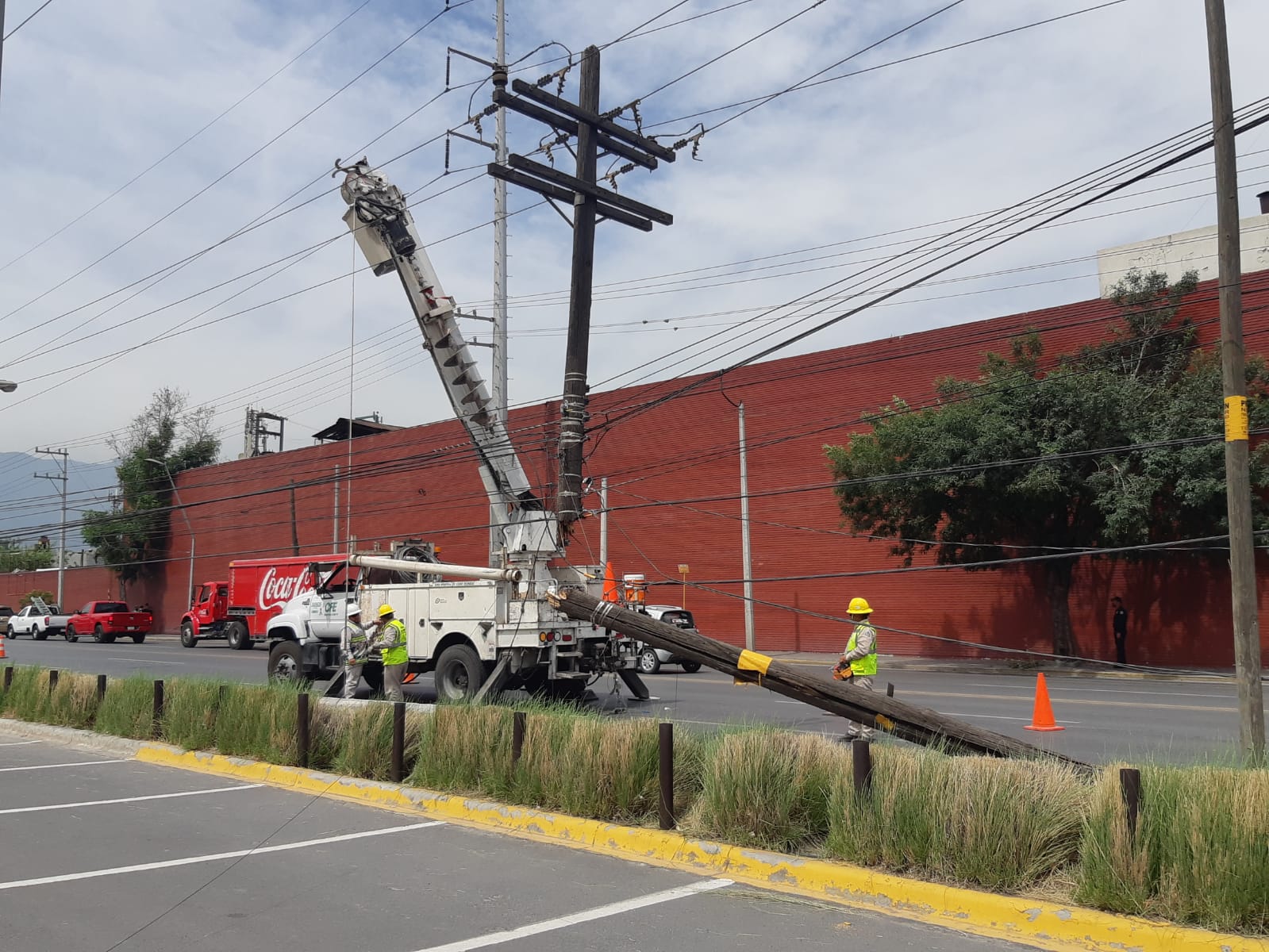 Tira poste y deja sin energía eléctrica a tres colonias en Monterrey