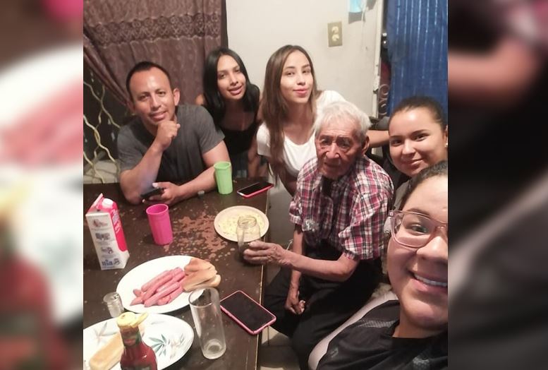 Familia adopta a adulto mayor que vivía en situación de calle