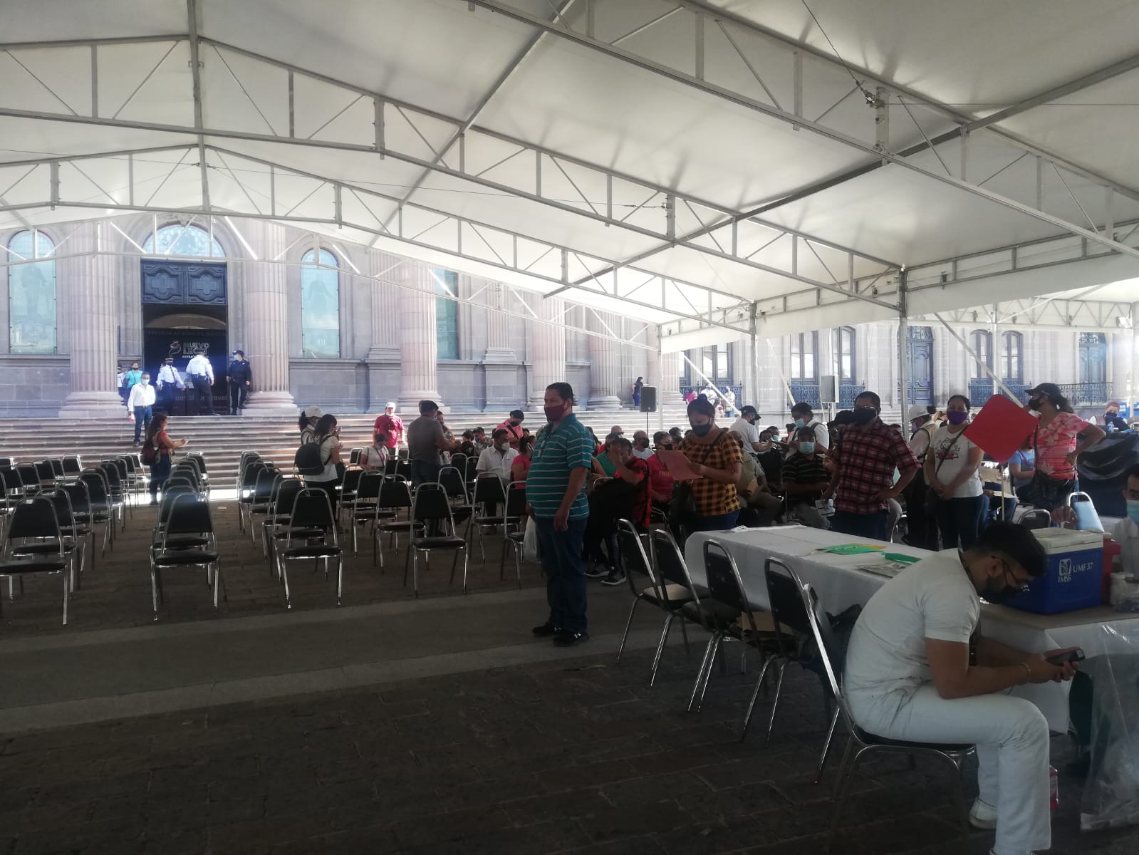 Baja afluencia de personas en módulo de vacunación contra Covid-19 de la Explanada de los Héroes