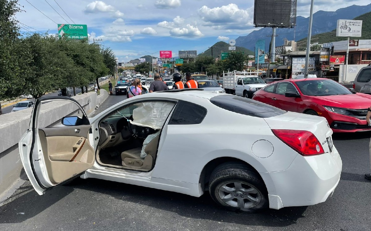 Joven choca su auto contra muro de contención en avenida Garza Sada