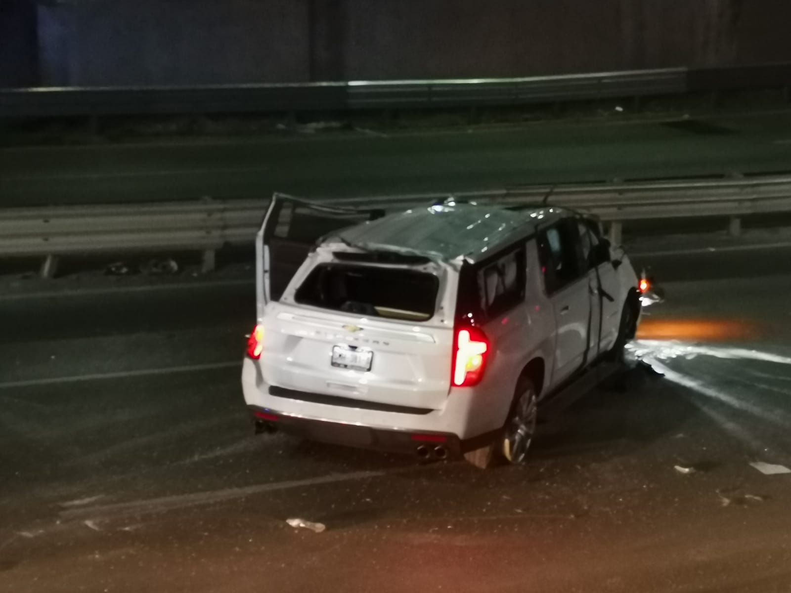 Vuelca camioneta y queda destrozada sobre avenida Constitución