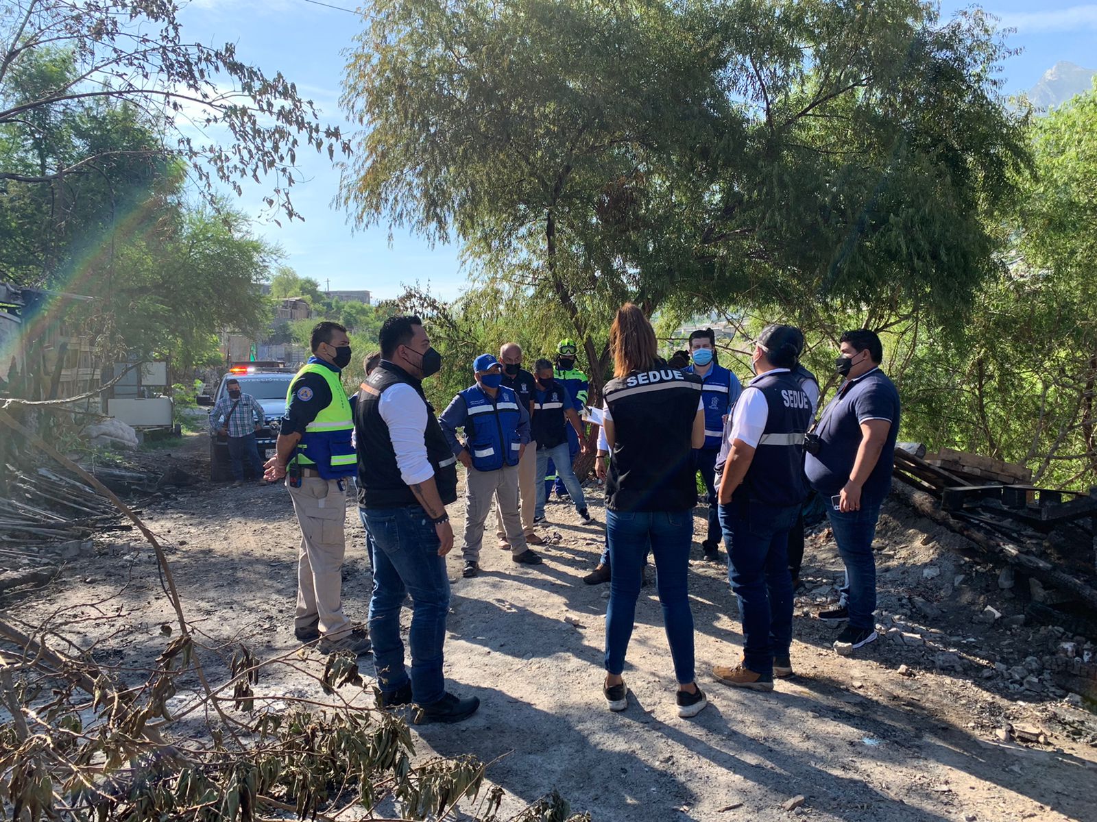 Alcalde de Santa Catarina visita zona de fuerte incendio en la colonia Montenegro