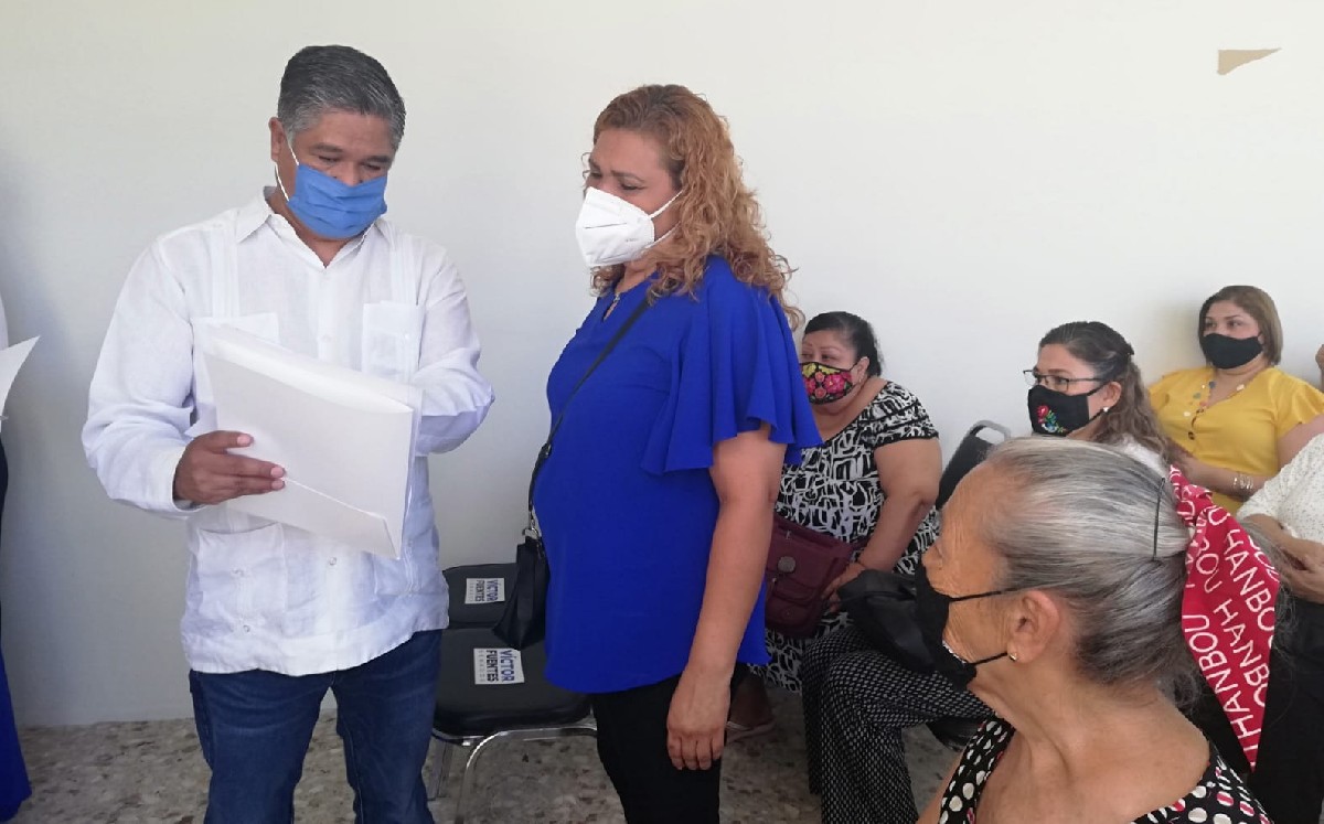 Víctor Fuentes entrega más de 100 testamentos en Nuevo León 