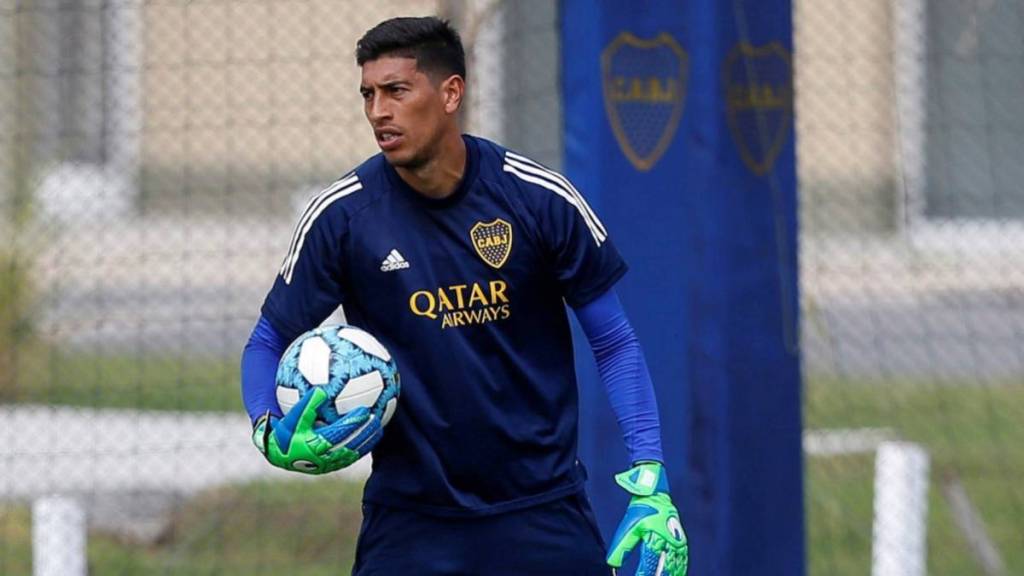 Aficionado de Tigres le pide a Andrada que le firme su jersey cuando llegue a México 