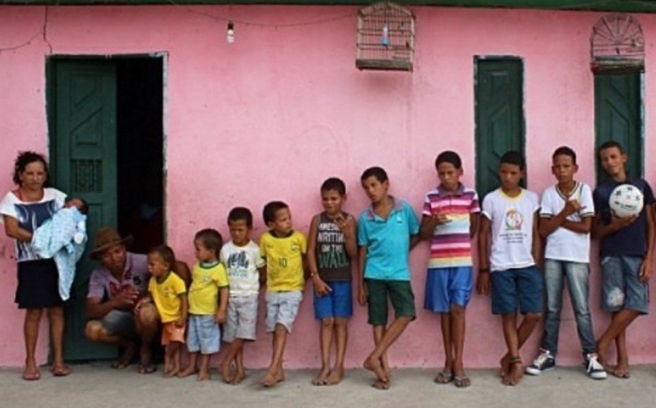 Hombre pone nombres de jugadores de fútbol a sus 14 hijos