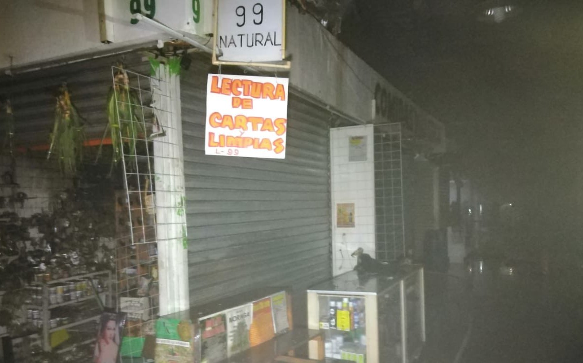 Se incendia local en el Mercado Juárez; desalojan a 250 personas