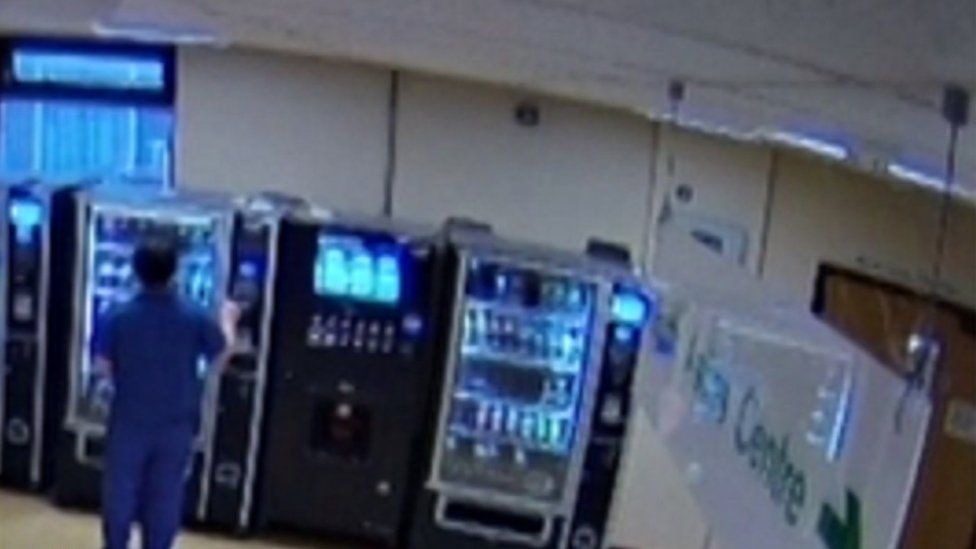 Paciente muere y enfermera aprovecha para robarle su tarjeta y comprar papas fritas