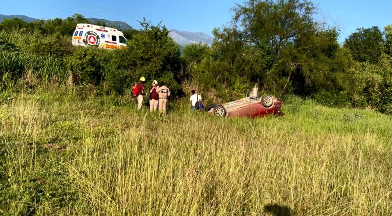 Muere conductora de 26 años tras volcar su auto en la Carretera Nacional