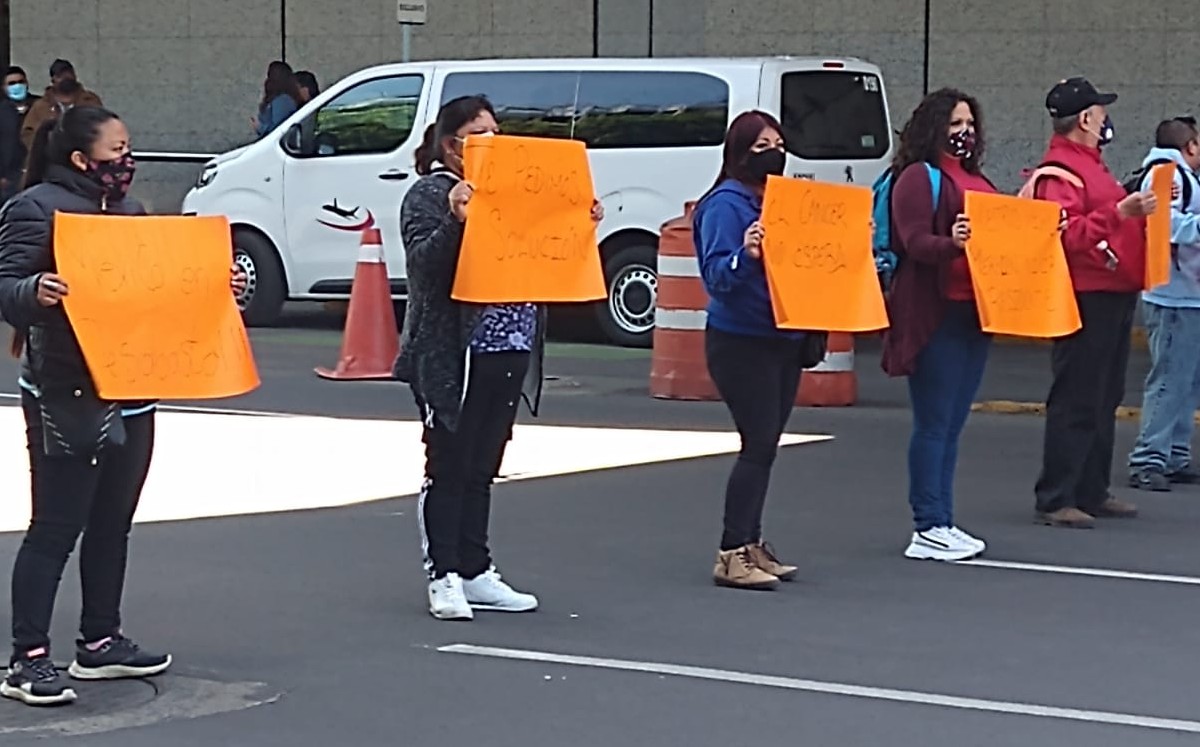 Padres de niños con cáncer bloquean Aeropuerto de CdMx