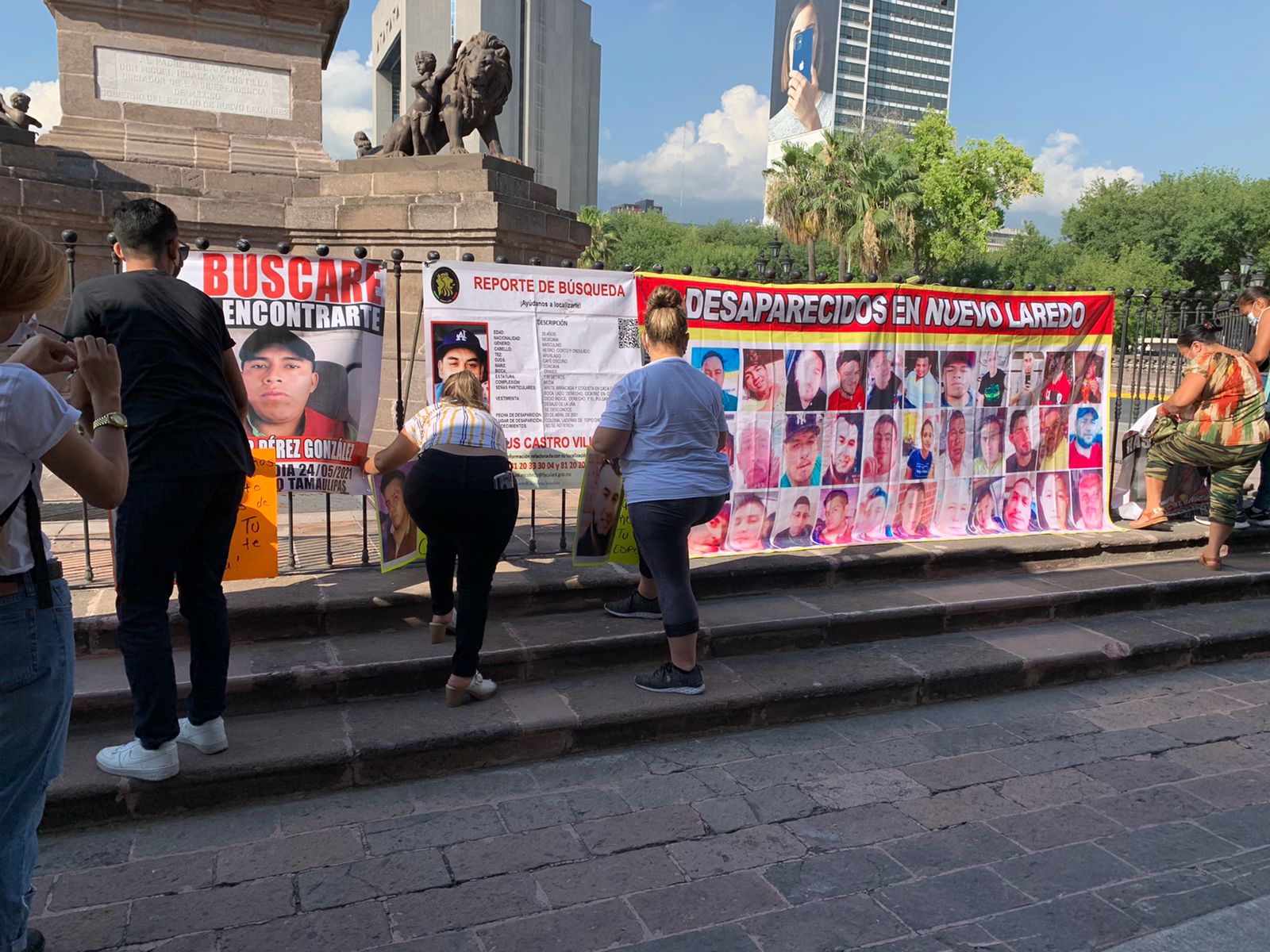 Familiares de desaparecidos en Nuevo Laredo protestan en Monterrey 