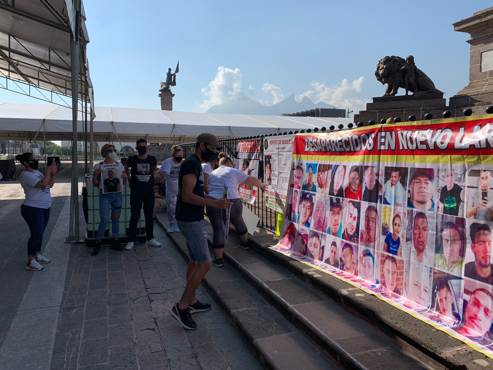 Familiares de desaparecidos en Nuevo Laredo protestan en Monterrey 