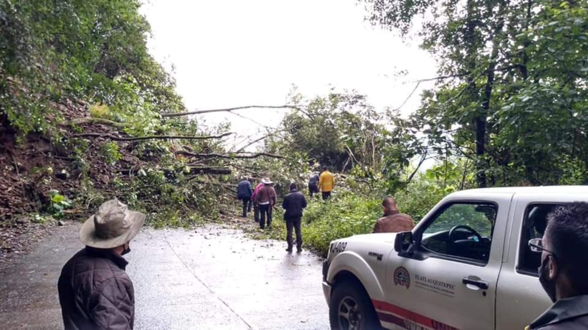 Deslave por lluvias bloquea carretera en Tlatlauquitepec