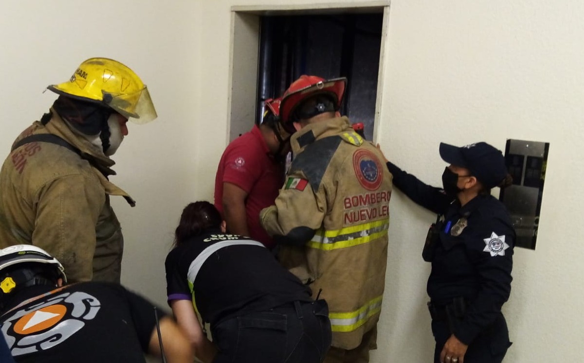 Trabajador muere tras caer por ducto de elevador dentro de tienda en el Centro de Monterrey