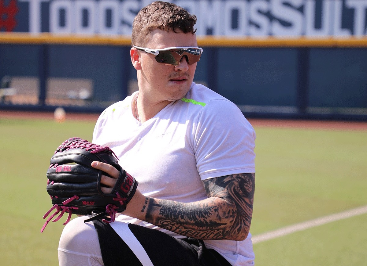 Nick Struck, pitcher de Sultanes, es oficialmente ciudadano mexicano
