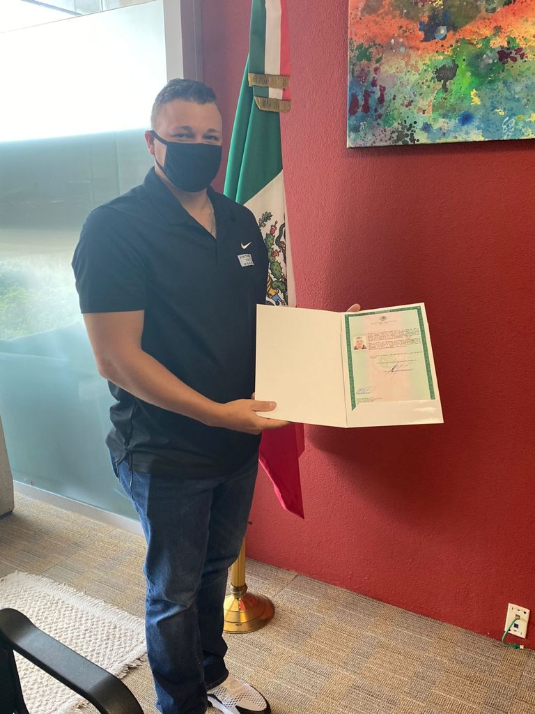 Nick Struck, pitcher de Sultanes, es oficialmente ciudadano mexicano