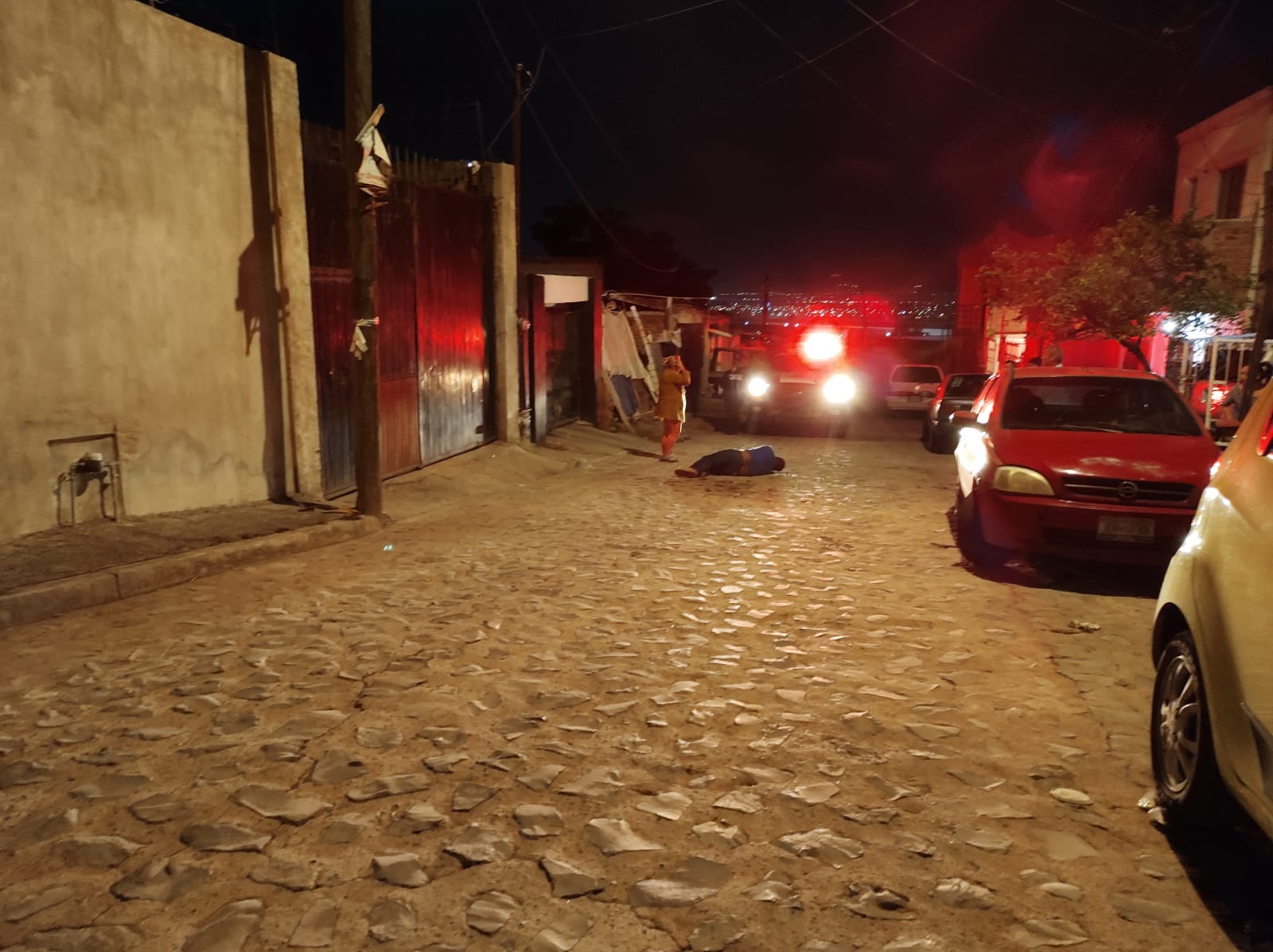 Vecinos reportan a un hombre muerto, resulta que estaba borracho
