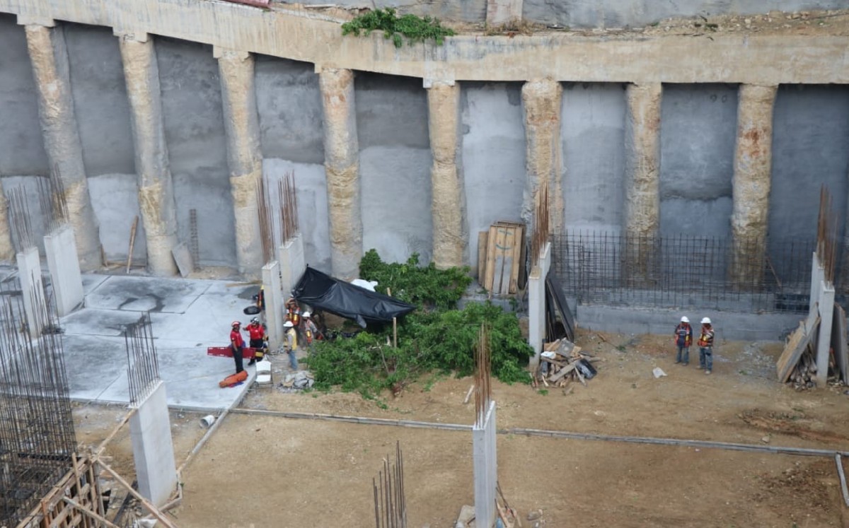 Viento fuerte tumba árbol y le cae a trabajador de una construcción en San Pedro