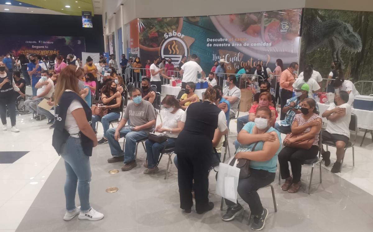 Aplican segunda dosis de vacuna contra Covid-19 a mayores de 50 años en Santa Catarina