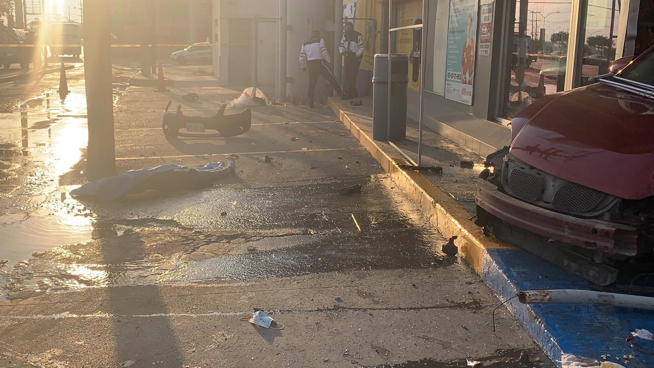 Mueren dos personas luego de estrellarse auto contra tienda de conveniencia en San Nicolás 