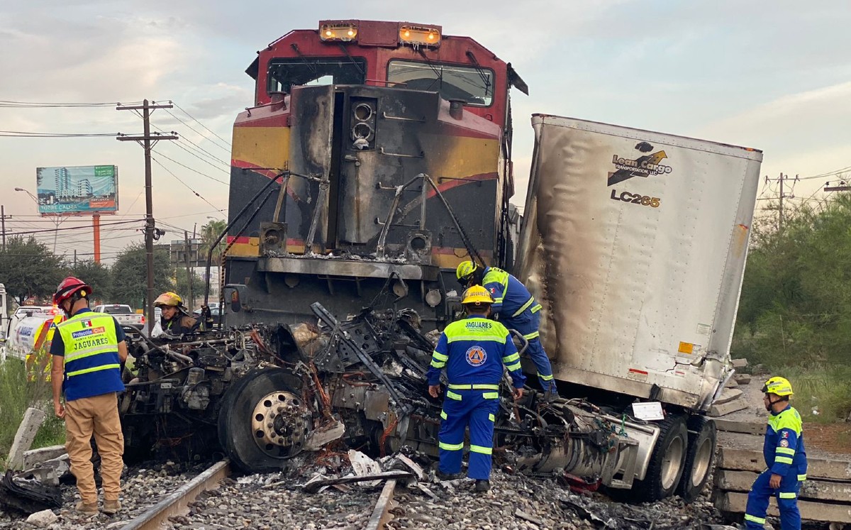Tráiler estalla en llamas tras ser embestido por tren en Santa Catarina