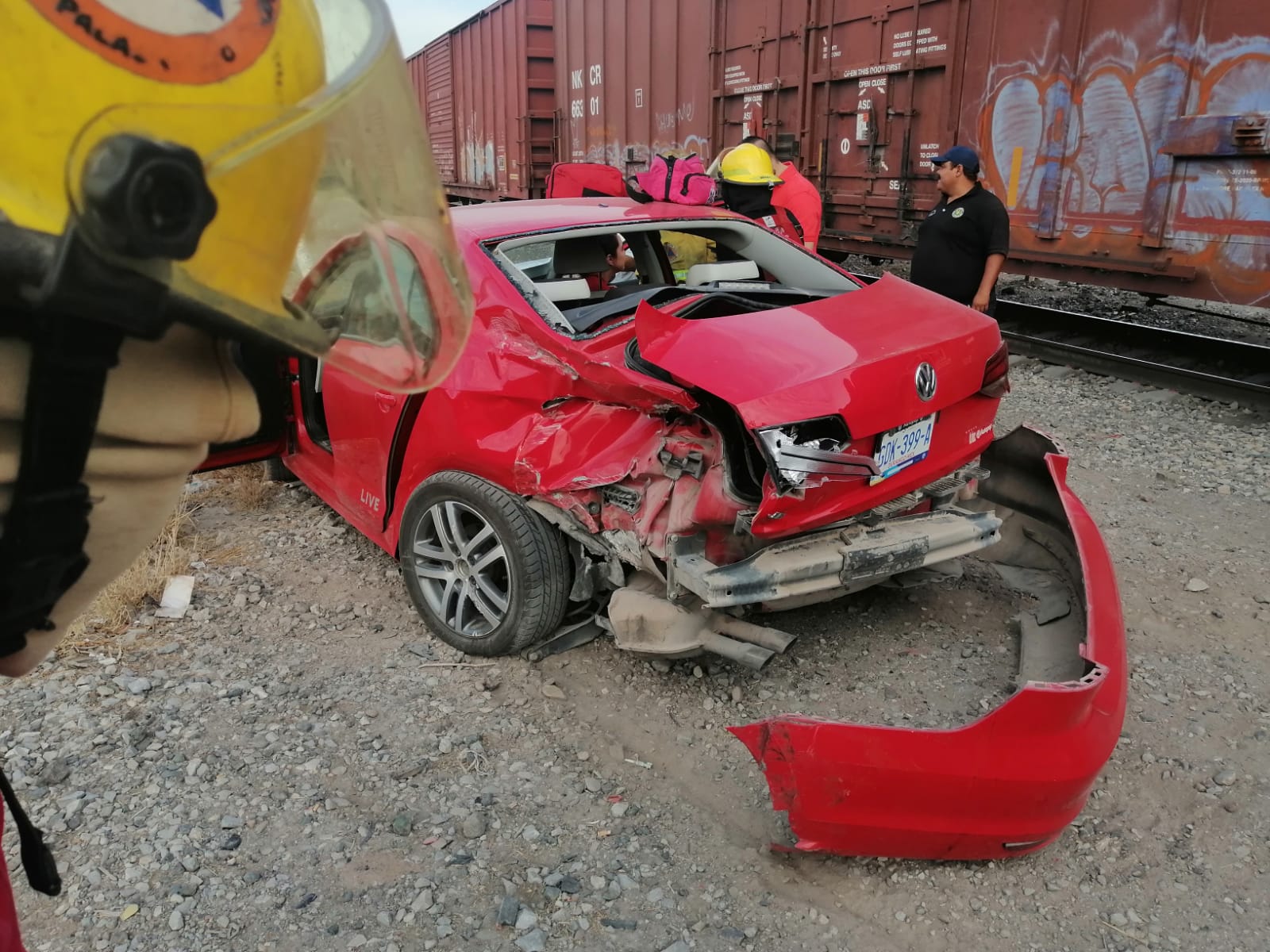 ¡Una vez más! Joven lagunera intenta ganarle al tren y no lo logra